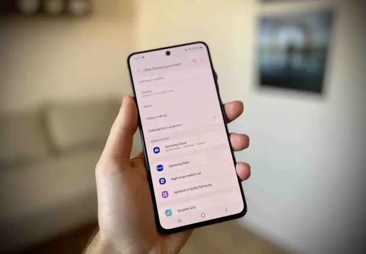 Na ekranie telefonu widać menu "Konto Samsung". Aby dowiedzieć się, jak wylogować się z konta Samsung, należy przejść do ustawień.