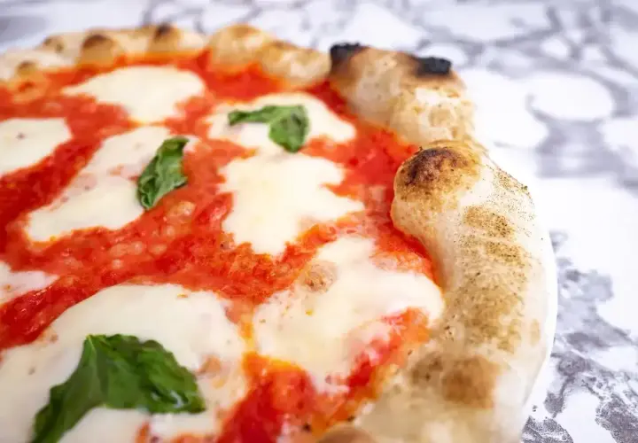 Pyszne, gorące pizza ciasto z pomidorami, mozzarellą i bazylią. Idealne na szybki posiłek.