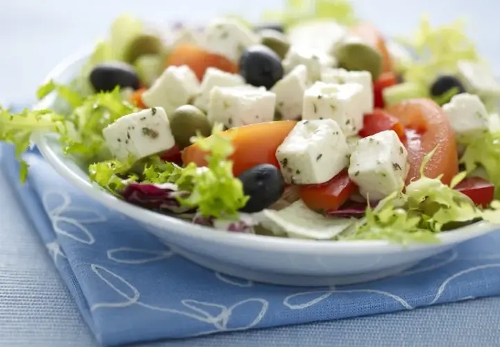 Jaki ser feta do sałatki greckiej? Wybierz najlepszy smak i jakość