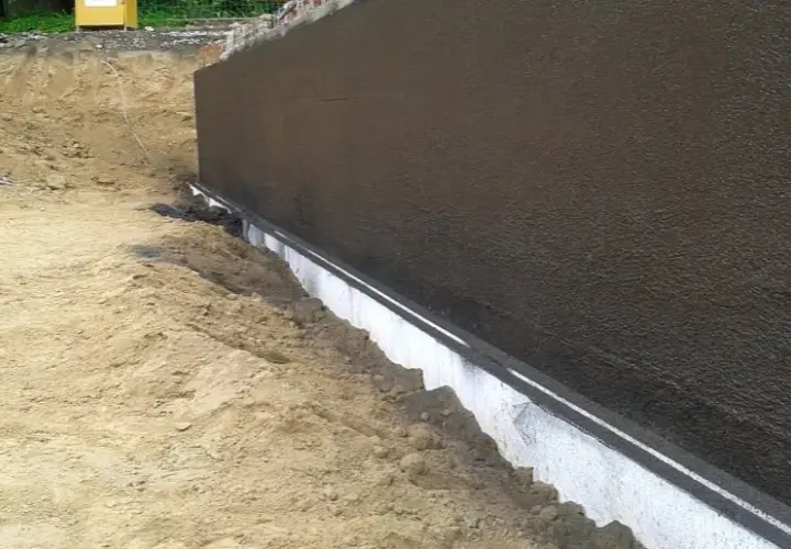 Skuteczne materiały na izolację pionową fundamentów, które chronią przed wilgocią