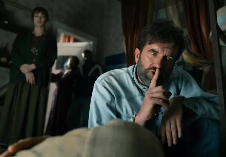 Sebastian Keller, jego żona i inni w tajemniczej scenie.