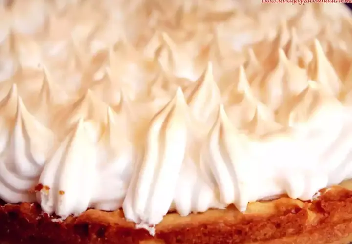 Deliciosa crostata al limone con merengue dorado y picos perfectos.
