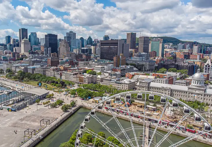 Vista panorámica de Montreal con la noria y el puerto. Descubre qué ver en Montreal, una ciudad vibrante con rascacielos y arquitectura histórica.