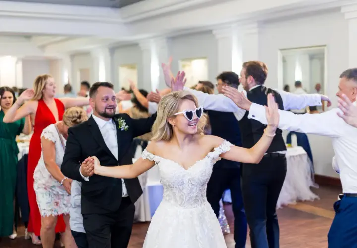 Ile kosztuje fotograf i kamerzysta na wesele? Ceny, które zaskoczą