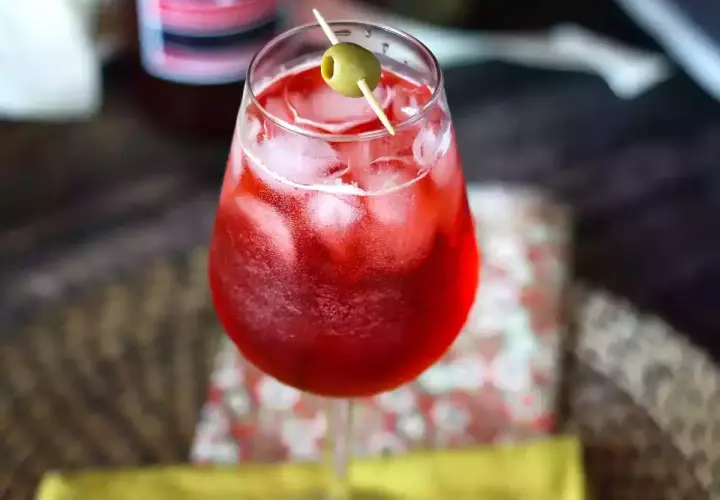 Orzeźwiający Campari Spritz. Idealny przepis na letnie popołudnie. Zobacz, jak łatwo go przygotować!
