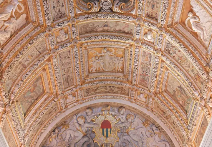Magnifique peinture ornant le plafond du palais des Doges, avec des fresques détaillées, des figures mythologiques et des ornements dorés.