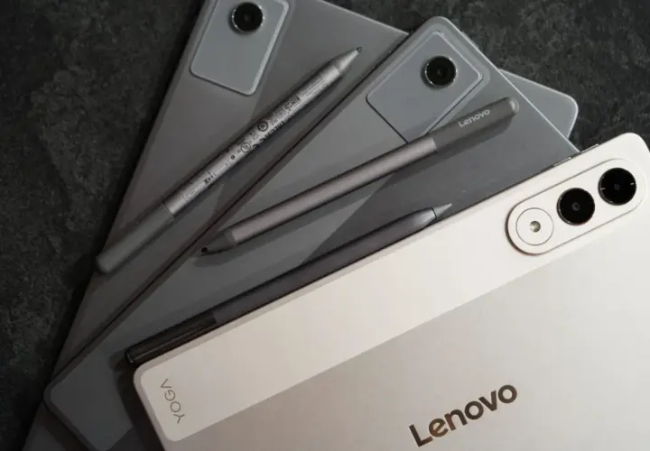 Kilka tabletów Lenovo z rysikami w różnych odcieniach szarości i beżu.