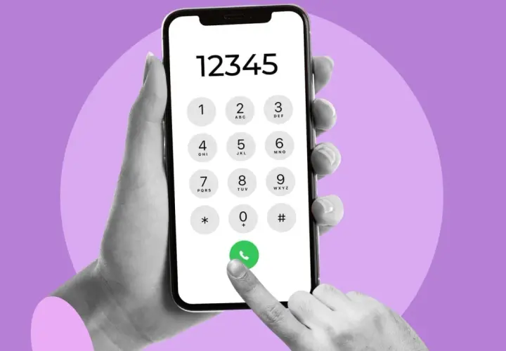 Dłoń trzyma smartfon z wpisanym numerem 12345. Palec wskazujący naciska zieloną słuchawkę.
