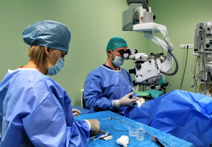 Jak postępować po operacji zaćmy, aby uniknąć powikłań i bólu