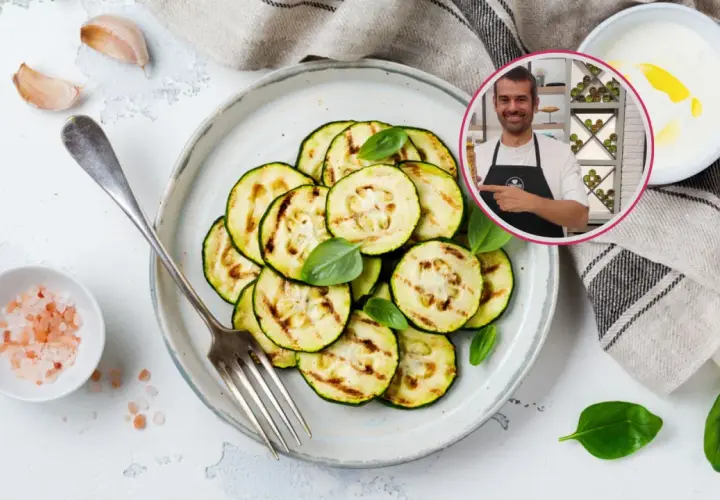 Rodajas de calabacín rallado a la parrilla, decoradas con albahaca fresca, junto a sal rosa y un chef sonriente.