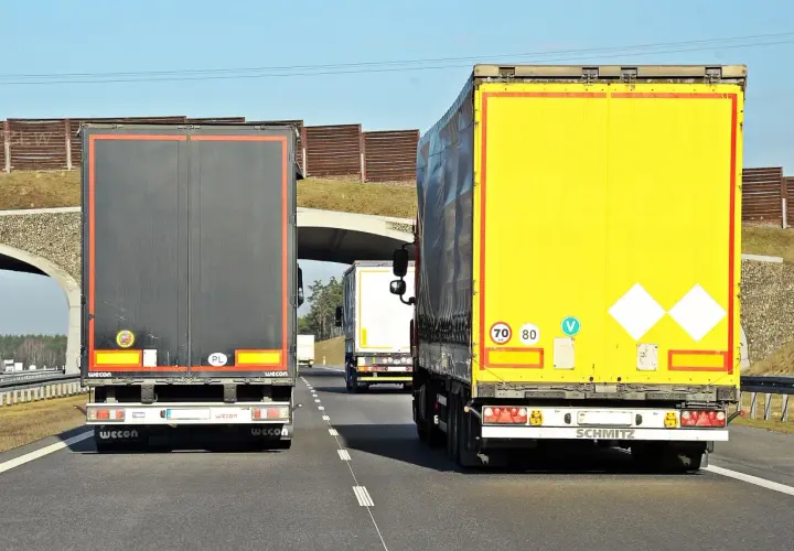 Limity prędkości dla ciężarówek (>3,5t) w Polsce: uniknij mandatu!