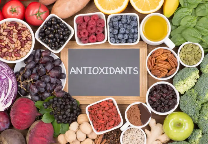 En mängd färgglada frukter, bär, grönsaker och nötter som är rika på antioxidanter mat.