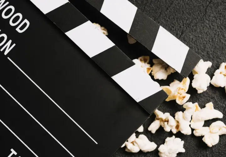 Klapka filmowa i popcorn – idealne połączenie do oglądania polskich filmów kinowych.