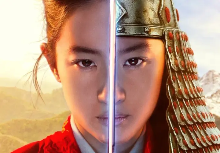 Mulan oggi: il volto diviso tra la sua identità e l'armatura da guerriera, con paesaggi montani sullo sfondo.