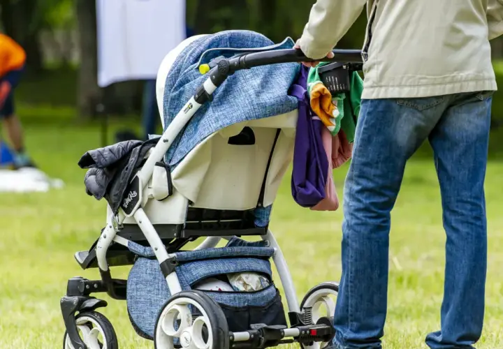 Ojcowski Park Narodowy: atrakcje dla dzieci. Rodzina z wózkiem spacerowym cieszy się zielenią i aktywnościami na świeżym powietrzu.