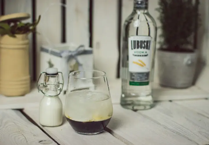 Wódka Lubuski i składniki do drinków. Jak dobrać wódkę do konkretnego drinka cosmopolitan vs white russian?