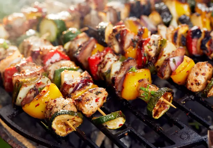 Szaszłyki z kurczaka, papryki i cukinii grillowane na ruszcie.
