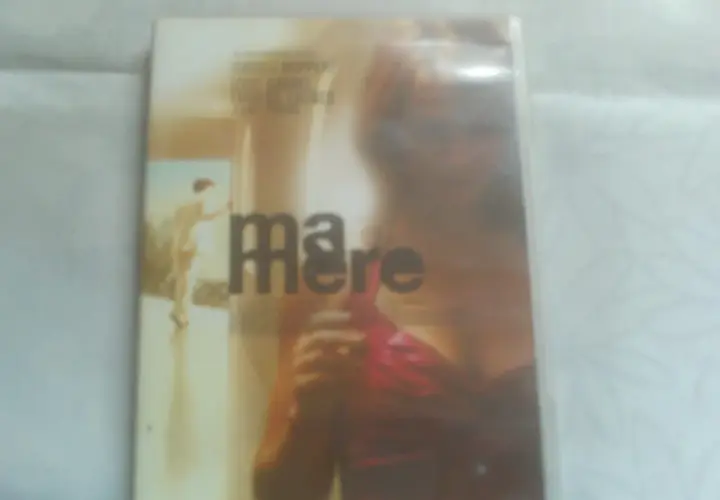 Okładka filmu "Ma mère" z Isabelle Huppert. Historia o trudnej relacji matki z synem.