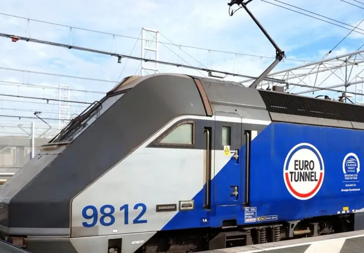 Lokomotywa Eurotunnel 9812 gotowa do podróży przez kanał La Manche.