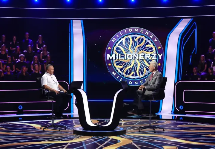 Oszczędny milioner siedzi na krześle w studiu telewizyjnym, gotowy do gry.