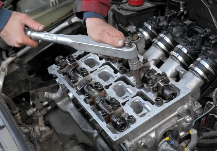 Meccanico utilizza chiave dinamometrica per rispettare le coppie di serraggio motori.