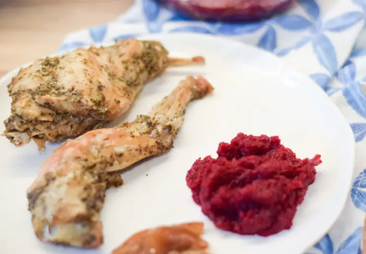 Pieczone mięso z królika, idealne do rozszerzania diety niemowlaka ze względu na swoje właściwości hipoalergiczne. Podane z purée z buraków.