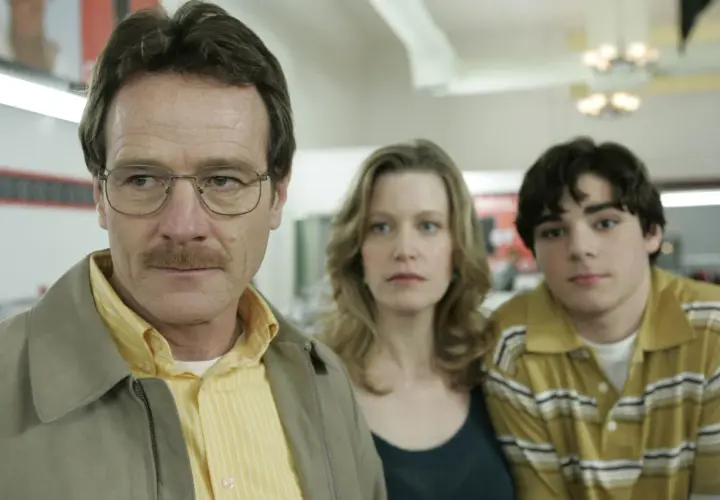 Walter White, Skyler e Walt Jr. in una scena di Breaking Bad. La tensione è palpabile, ma Skyler muore solo nel finale.