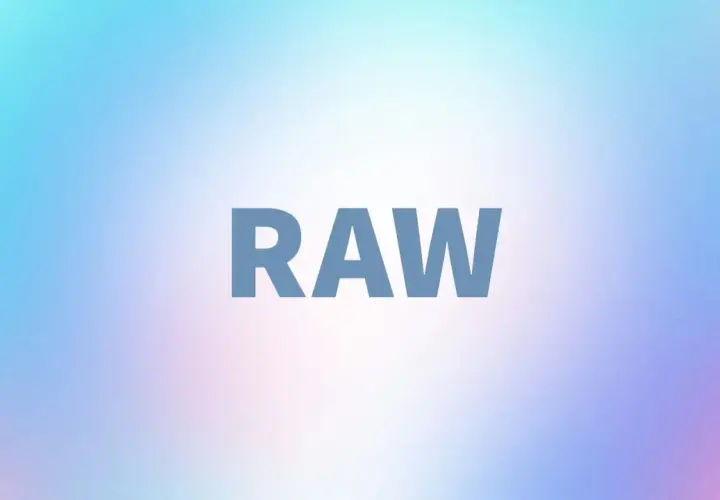 Napis "RAW" na tle pastelowego gradientu. To pytanie, "raw co to znaczy", sugeruje poszukiwanie definicji surowego formatu danych.