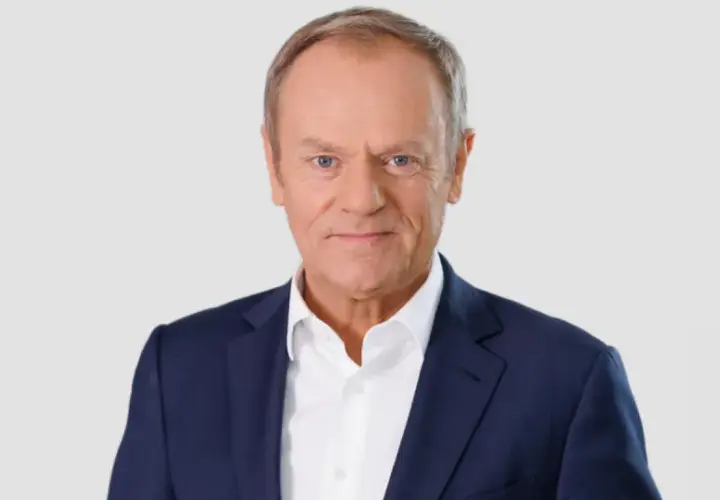 Donald Tusk w granatowej marynarce i białej koszuli. Chcesz znać numer do Tuska?