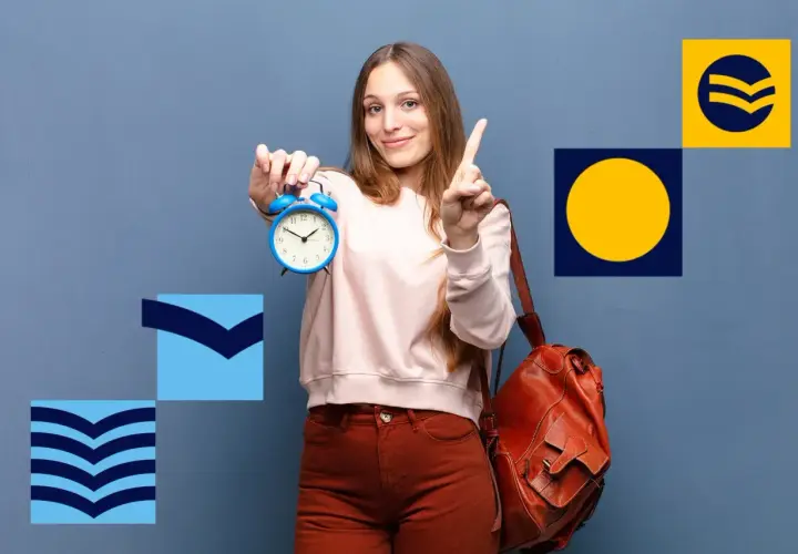 Dziewczyna z budzikiem i plecakiem, gotowa na egzamin. To jej świadectwo dojrzałości, czas na sukces!