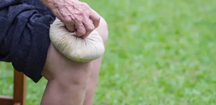 Ból kolan: Domowe sposoby, ćwiczenia i kiedy iść do lekarza?