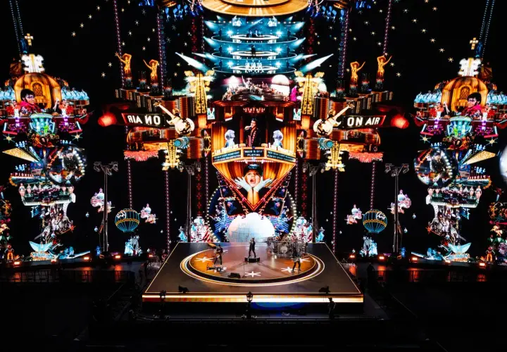 U2 w Atomic City: spektakularna scena z neonami, gitarami i wizualizacjami nawiązującymi do Las Vegas.