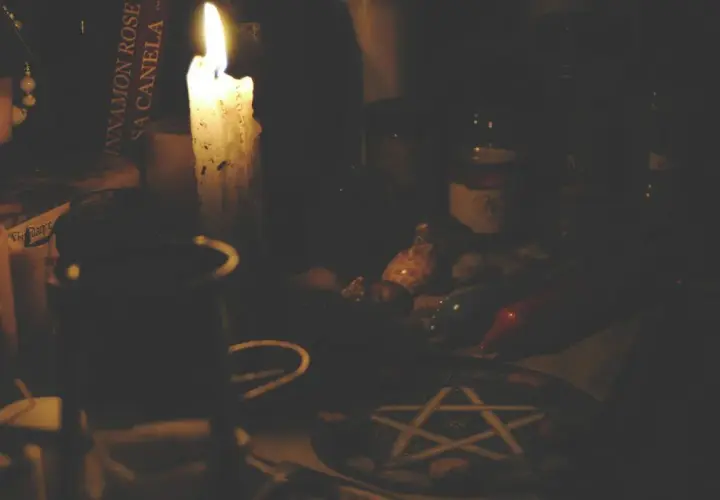 W mroku płonie świeca, a obok niej leży pentagram. Czy pentagram jest zły? To zależy od intencji, z jaką jest używany.