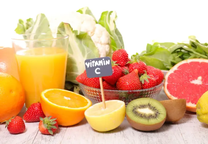 Frukt och grönsaker som jordgubbar, apelsiner, kiwi och grapefrukt, rika på **c vitamin**.