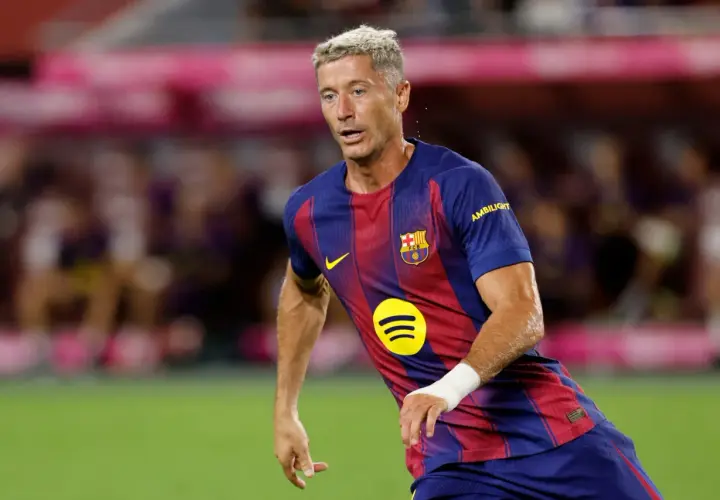 Robert Lewandowski w koszulce FC Barcelony, gotowy do gry w La Liga.