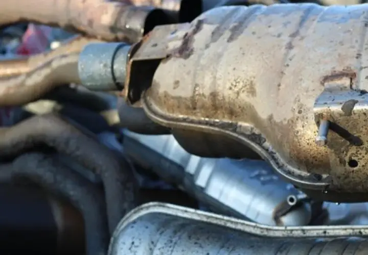 Montón de catalizadores de coches oxidados. Se roban por los metales preciosos que contienen, como platino y rodio.