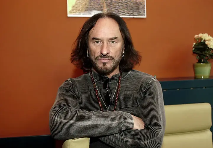 Stan Borys, artysta z charakterystyczną brodą i długimi włosami, w swetrze z prążkami. Jego piosenki, ułożone alfabetycznie, tworzą bogaty dorobek.