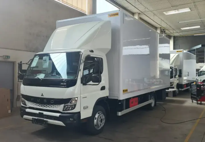 Un Fuso Canter 4x4 blanc, prêt pour l'aventure, avec sa caisse isolée Wielton.