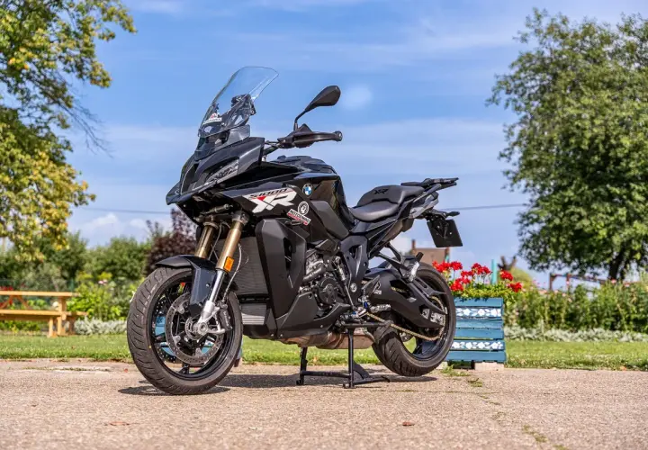 Czarny motocykl sportowo-turystyczny BMW 1000 XR na postoju, gotowy do podróży.