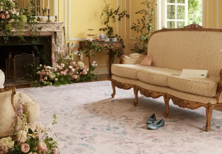 Ein Salon im Regency Stil, üppig geschmückt mit Blumen. Ein Sofa und Sessel laden zum Verweilen ein.