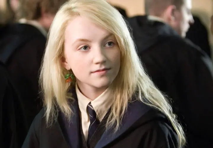 Evanna Lynch jako Luna Lovegood, z charakterystycznymi kolczykami z koralików, w szkolnym mundurku.