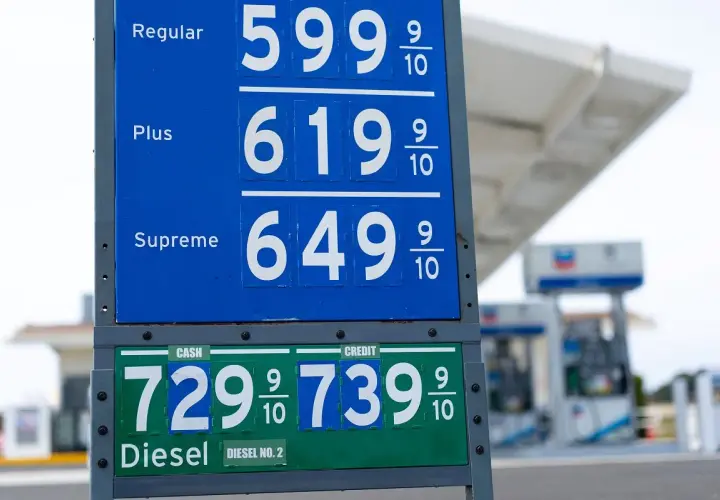 Ceny paliw w USA: litr benzyny Regular kosztuje 5,99 USD, Plus 6,19 USD, Supreme 6,49 USD. Diesel 7,29 USD (gotówka) lub 7,39 USD (karta).