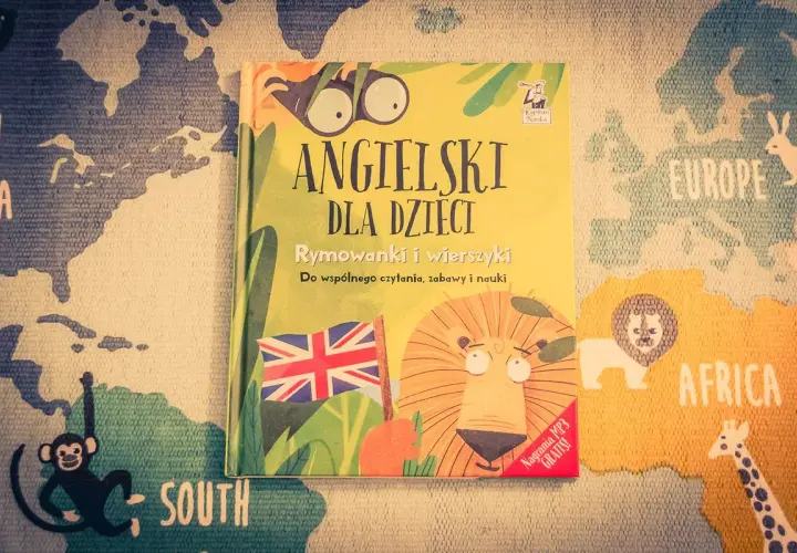 Książka "Angielski dla dzieci" z lwem i flagą Wielkiej Brytanii na tle mapy świata.