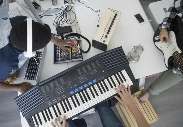 Tworzenie muzyki na żywo: syntezator dźwięku inaczej, gitara i mikser.