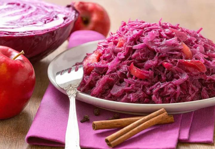 Délicieux chou rouge recette avec des pommes, cannelle et clous de girofle. Un plat coloré et savoureux.