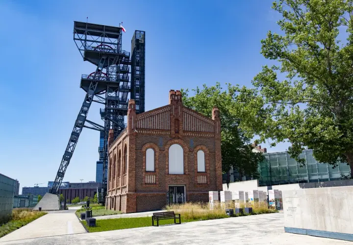 Muzeum Śląskie: wieża wyciągowa i ceglany budynek to główne atrakcje. Warto zobaczyć to miejsce!