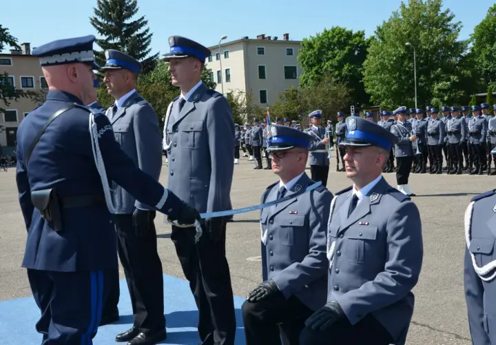 Policjanci w galowych mundurach, gotowi do awansu. Czas oczekiwania na stopnie w policji co ile lat jest różny, ale dziś świętują.
