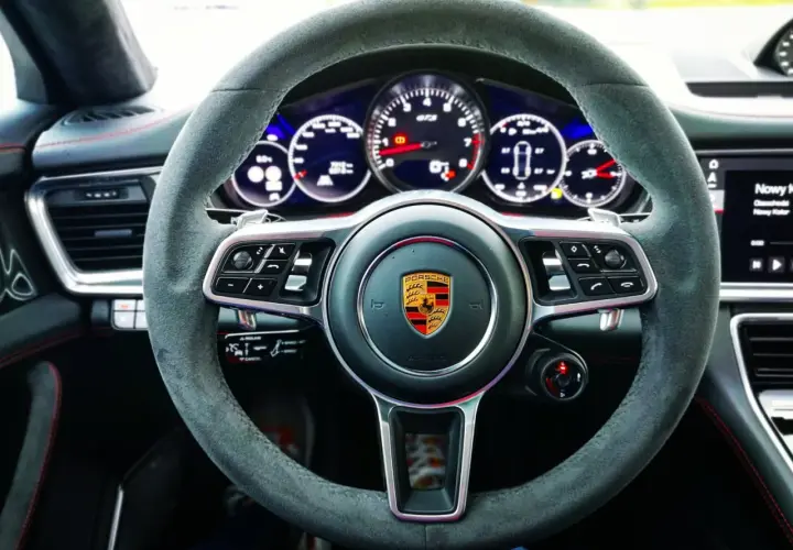 Kierownica Porsche Panamera GTS z alcantary, z emblematem Porsche i wskaźnikami GTS.