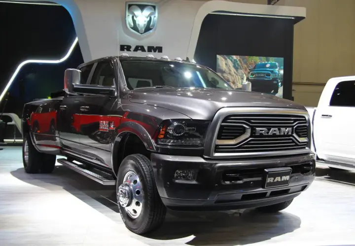 Szary Dodge Ram 3500 z podwójnymi tylnymi kołami prezentuje się imponująco na wystawie, gotowy do pokonywania trudnych terenów.