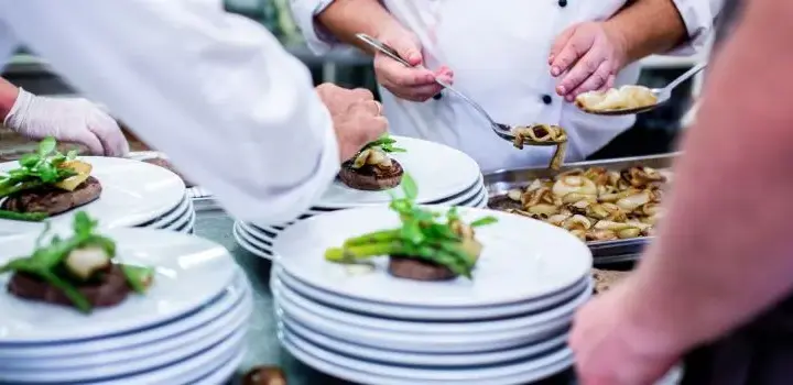 Ile zarabia szef kuchni w hotelu? Zaskakujące różnice w wynagrodzeniach